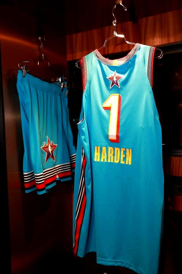 包含赛后洛杉矶快船备战全明星赛，豪取连胜细节曝光，引发热议，赛程密集仍需轮换的词条